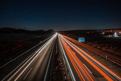 道路上车辆的时间推移和轻微条纹